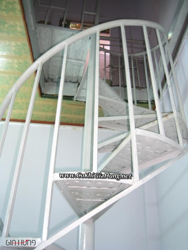 Xưởng cơ khí chuyên làm cầu thang sắt xoắn ốc nhà phố CK1160